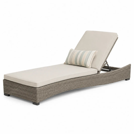 Chaise longue en résine tressée beige avec coussin